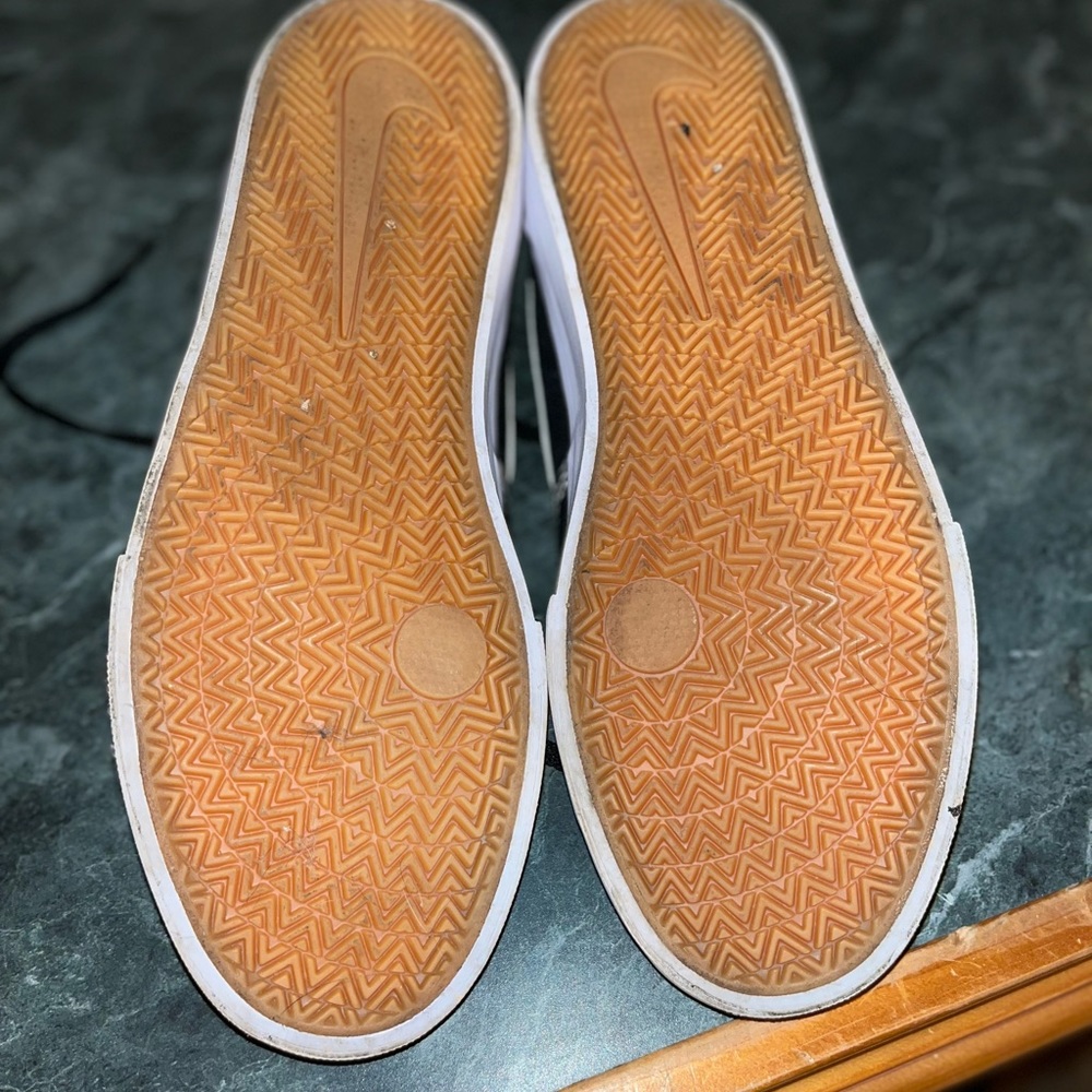 Nike shoes, low top - Picture 2 of 3